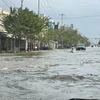Nhiều tuyến đường đô thị ở Tam Kỳ bị ngập sâu trong nước. (Ảnh: Trần Tĩnh/TTXVN)