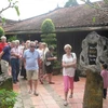 Du khách nước ngoài tham quan nhà cổ ông Kiệt tại Làng cổ Đông Hòa Hiệp, huyện Cái Bè, tỉnh Tiền Giang. (Ảnh: Minh Trí/TTXVN) 
