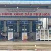 Cửa hàng xăng dầu Phú Hòa nằm trên đường tỉnh lộ 943, gần khu công nghiệp Phú Hòa, huyện Thoại Sơn, tỉnh An Giang treo bảng "hết xăng." (Ảnh: Công Mạo/TTXVN) 