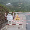Chốt chặn ngăn phương tiện lưu thông qua khu vực cầu Kà Tinh, xã Trà Lâm, huyện Trà Bồng do mưa lớn và sạt lở. (Ảnh: Phạm Cường/TTXVN)