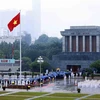 Sáng 20/10, trước giờ khai mạc Kỳ họp thứ tư, Quốc hội khóa XV, các đại biểu Quốc hội đến đặt vòng hoa và vào Lăng viếng Chủ tịch Hồ Chí Minh. (Nguồn: TTXVN) 