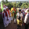 Các vị chức sắc đồng bào Chăm theo đạo Bàlamôn dẫn đầu đoàn rước y trang lên tháp Po Klong Garai. (Ảnh: Nguyễn Thành/TTXVN) 