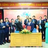 Chủ tịch Hội Liên hiệp Thanh niên Việt Nam Nguyễn Ngọc Lương và Chủ tịch Hội Liên hiệp Thanh niên Campuchia Hun Many ký thỏa thuận hợp tác giữa thanh niên hai nước giai đoạn 2022-2027. (Ảnh: Minh Đức/TTXVN)