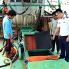 Lực lượng cảnh sát biển kiểm tra hầm chứa dầu trên tàu ST 01727TS. (Ảnh: TTXVN phát)