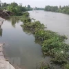 Sạt lở nghiêm trọng bờ sông Ba Rày. (Ảnh: Minh Trí/TTXVN) 