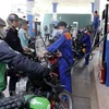 Mua bán xăng tại một điểm kinh doanh xăng, dầu của Petrolimex trên địa bàn quận Hai Bà Trưng, Hà Nội. (Ảnh: Trần Việt/TTXVN) 