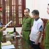 Cơ quan Cảnh sát điều tra Công an tỉnh Thanh Hóa thi hành lệnh bắt tạm giam Lê Văn Khánh. (Nguồn: Công an Thanh Hóa)