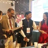 Các đại biểu Ấn Độ tìm hiểu sản phẩm du lịch của các tỉnh Nam Trung Bộ. (Ảnh: Tiên Minh/TTXVN) 