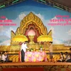 Các nghệ nhân Chùa Bình Phú tái hiện lễ cúng trăng trên sân khấu. (Ảnh: Thanh Hòa/TTXVN)