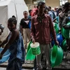 Người dân đợi nhận lương thực cứu trợ tại một trại tị nạn ở Tigray (Ethiopia), ngày 19/6/2021. (Nguồn: AFP/TTXVN)