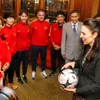 Thủ tướng New Zealand Jacinda Ardern giao lưu với đội tuyển Bóng đá nữ Việt Nam. (Ảnh: Tuấn Đức/TTXVN) 