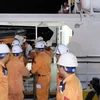 Lực lượng cứu hộ tàu SAR 272 sơ cấp cứu ban đầu cho bệnh nhân và thực hiện tiếp nhận, sau đó hướng tàu vào đất liền. (Ảnh Đặng Tuấn/TTXVN)