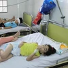 Nhiều học sinh ở Trường iSchool Nha Trang nhập viện với các trị chứng rối loạn tiêu hóa, nghi ngộ độc thực phẩm. (Ảnh: Đặng Tuấn/TTXVN) 