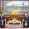 Chủ tịch Quốc hội Campuchia Samdech Heng Samrin tiếp thân mật Chủ tịch Quốc hội Vương Đình Huệ trước khi tiến hành hội đàm. (Ảnh: Doãn Tấn/TTXVN) 