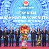Thủ tướng Phạm Minh Chính tặng hoa chúc mừng ngành giáo dục. (Ảnh: Thanh Tùng/TTXVN)