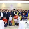 Chủ tịch Quốc hội Vương Đình Huệ chụp ảnh chung với cán bộ, nhân viên Đại sứ quán Việt Nam tại Philippines. (Ảnh: Doãn Tấn/TTXVN)