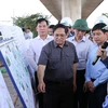 Thủ tướng Phạm Minh Chính kiểm tra, nghe báo cáo Dự án xây dựng đường cao tốc Bến Lức-Long Thành. (Ảnh: Dương Giang/TTXVN) 