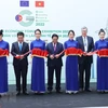 Thủ tướng Phạm Minh Chính và các đại biểu cắt băng khai mạc Triển lãm Kinh tế xanh GEFE 2022. (Ảnh: Dương Giang/TTXVN) 