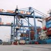 Hoạt động bốc xếp hàng hóa xuất nhập khẩu tại Cảng Hải Phòng. (Ảnh: Minh Thu/ TTXVN)