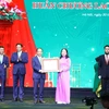 Phó Chủ tịch nước Võ Thị Ánh Xuân trao Huân chương Lao động hạng Nhất tặng tập thể Công ty cổ phần Traphaco. (Ảnh: Văn Điệp/TTXVN)