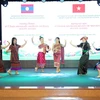 Chương trình văn nghệ chào mừng do các sinh viên Việt Nam và Lào biểu diễn. (Ảnh: Xuân Khu/TTXVN)