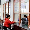 Người dân làm thủ tục hành chính tại bộ phận một cửa thành phố Vũng Tàu. (Ảnh: Hồng Đạt/TTXVN)