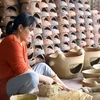 Làng gốm Bình Đức (xã Phan Hiệp, huyện Bắc Bình, tỉnh Bình Thuận) hiện có 43 hộ (chiếm khoảng 11% số hộ người Chăm trong thôn) với 46 người còn làm duy trì nghề làm gốm Chăm thường xuyên. (Ảnh: Nguyễn Thanh/TTXVN) 