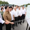 Thủ tướng Phạm Minh Chính nghe báo cáo về tuyến đường Vành Đai 4 đến đường Mỹ Phước-Tân Vạn. (Ảnh: Dương Giang/TTXVN) 