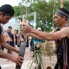 Sau khi xin phép Yàng, các già làng sẽ trao chiêng cho những chàng trai trong buôn làng để diễn tấu bài chiêng truyền thống Mừng lúa mới của người K’Ho. (Ảnh: Nguyễn Dũng/TTXVN) 