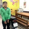 Đối tượng Nguyễn Chí Thông cùng tang vật chiếc xe môtô bị cướp. (Nguồn: TTXVN)