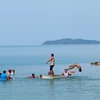 Du khách tắm biển tại quần đảo Hải Tặc, xã Tiên Hải, thành phố Hà Tiên. (Ảnh: TTXVN phát)
