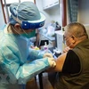 Nhân viên y tế tiêm vaccine ngừa COVID-19 cho người cao tuổi tại Bắc Kinh, Trung Quốc. (Ảnh: THX/TTXVN) 