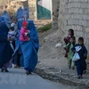 Phụ nữ và trẻ em trên đường phố tại Ghazni, Afghanistan. (Ảnh: AFP/TTXVN) 