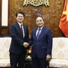 Chủ tịch nước Nguyễn Xuân Phúc và ông Seong Ghi-hong, Chủ tịch, Giám đốc điều hành Hãng Thông tấn Yonhap của Hàn Quốc. (Ảnh: Thống Nhất/TTXVN)