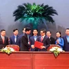 Phó Thủ tướng Vũ Đức Đam và Bí thư thứ nhất Trung ương Đoàn Bùi Quang Huy ký kết Nghị quyết liên tịch giữa Chính phủ và Ban Chấp hành Trung ương Đoàn giai đoạn 2022-2027. (Ảnh: Phạm Kiên/TTXVN) 