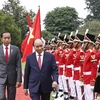 Chủ tịch nước Nguyễn Xuân Phúc và Tổng thống nước Cộng hòa Indonesia Joko Widodo duyệt đội danh dự. (Ảnh: Thống Nhất/TTXVN)