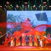 Chương trình biểu diễn văn nghệ tai lễ kỷ niệm 50 năm Chiến thắng Hà Nội-Điện Biên Phủ trên không. (Ảnh: Văn Điệp/TTXVN) 