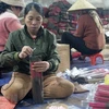 Nhiều người dân ở làng hương truyền thống Yên Cát làm tăng ca để có hàng bán dịp Tết. (Ảnh: Nguyễn Nam/TTXVN)