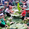 Chiến sỹ và đồng bào tham gia gói Bánh chưng xanh tại Làng Văn hóa-Du lịch các dân tộc Việt Nam. (Ảnh: Tuấn Đức/TTXVN) 
