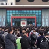 Hàng nghìn công dân chờ làm thủ tục xuất nhập cảnh qua cửa khẩu Quốc tế Hữu Nghị, Lạng Sơn.(Ảnh: Quang Duy/TTXVN)