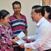 Chủ tịch Ủy ban Nhân dân thành phố Cần Thơ Trần Việt Trường (bên phải) trao tặng quà Tết hỗ trợ cho người dân khó khăn. (Ảnh: Trung Kiên/TTXVN) 
