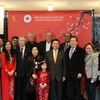 Đại sứ Việt Nam tại Canada Phạm Cao Phong và Thượng nghị sỹ Victor Oh chụp ảnh cùng bà con cộng đồng người Việt và bạn bè Canada. (Ảnh: Trung Dũng/TTXVN) 