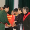 Bộ trưởng Quốc phòng, Đại tướng Phan Văn Giang tặng quà cho gia đình chính sách, người có công với cách mạng tỉnh Bình Định. (Ảnh: Sỹ Thắng/TTXVN)