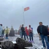 Khách du lịch chụp ảnh lưu niệm trên đỉnh Fansipan. (Ảnh: Quốc Khánh/TTXVN) 