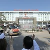 Hình ảnh tập thể lãnh đạo, nhân viên y tế Bệnh viện K tiễn đoàn xe đưa bệnh nhân và người nhà về quê đón tết. (Ảnh: Minh Quyết/TTXVN) 