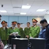 Công an khám xét bên trong trụ sở Cục Đăng kiểm Việt Nam. (Nguồn: VOV) 