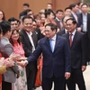 Thủ tướng Phạm Minh Chính với kiều bào tiêu biểu dự chương trình Xuân Quê hương 2023. (Ảnh: Dương Giang/TTXVN) 