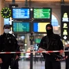 Cảnh sát phong tỏa hiện trường vụ tấn công bằng dao tại nhà ga Gare du Nord ở thủ đô Paris (Pháp), ngày 11/1/2023. (Ảnh: AFP/TTXVN)