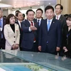 Chủ tịch Quốc hội Vương Đình Huệ và Chủ tịch Quốc hội Hàn Quốc Kim Jin-pyo tham quan Viện Khoa học và Công nghệ Việt Nam-Hàn Quốc (VKIST). (Ảnh: Doãn Tấn/TTXVN) 