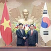 Chủ tịch Quốc hội Vương Đình Huệ và Chủ tịch Quốc hội Hàn Quốc Kim Jin-pyo. (Ảnh: Doãn Tấn/TTXVN) 